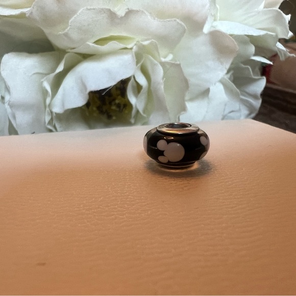 Authentic PANDORA Disney Classic Mickey Mouse Murano Glass Charm - Picture 3 of 7